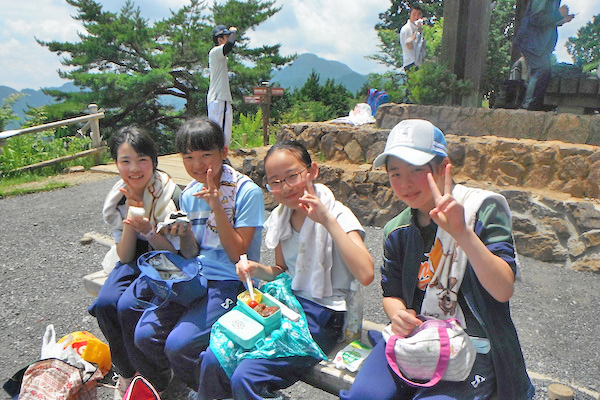 狭山ヶ丘_山頂の澄んだ空気のなかで食べるお弁当は格別。