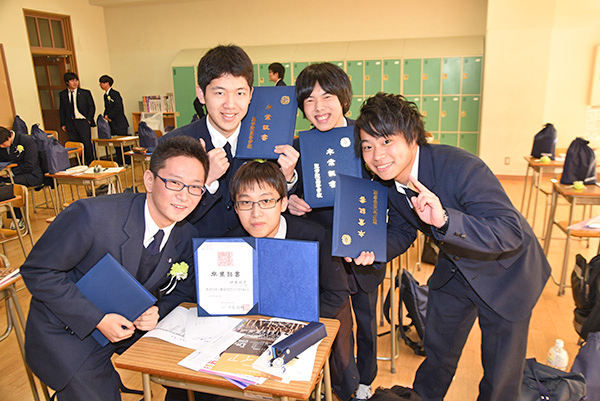 聖学院中学校_卒業証書を手に「ハイ！ポーズ♪」