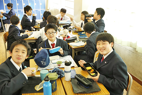 聖学院中学校_女子の目線を気にせず、みんなで楽しく昼食タイム!