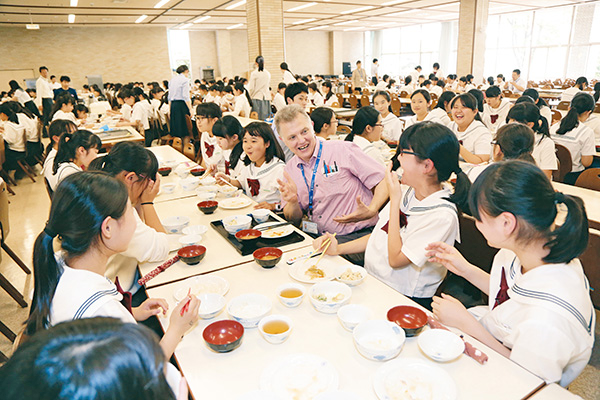 聖徳大附女子_会食は、マナーとコミュニケーション力を磨く場だ