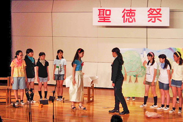 聖徳大附女子_文化祭では、クラスごとに英語劇を披露