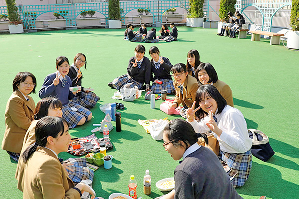 品川女子_さまざまな個性が集まり、学校生活は活気にあふれている