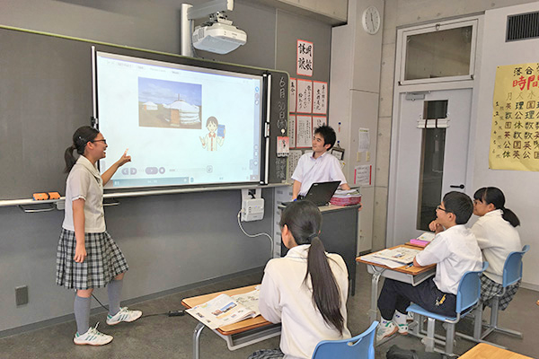 昭和学院_電子黒板を活用した授業も