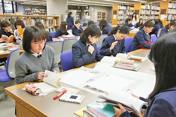 桐朋女子_図書館でディベートの準備中