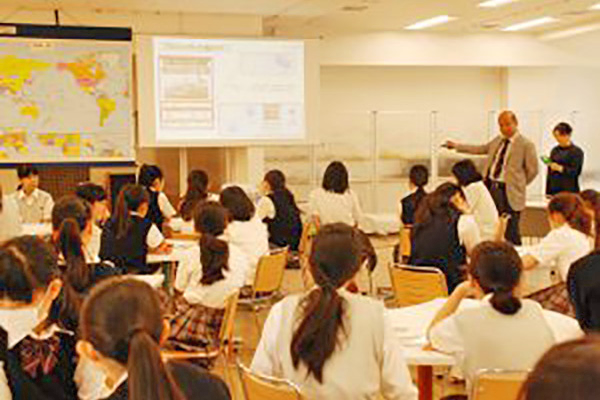 東京女子学園_多彩なワークショップが開催されています。