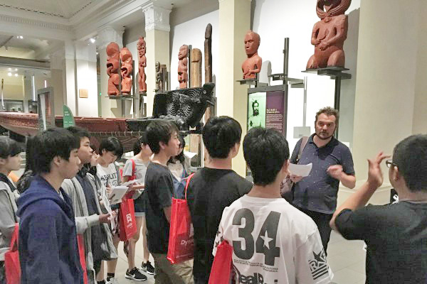 東京成徳_博物館で原住民のマオリについて説明を受ける生徒たち