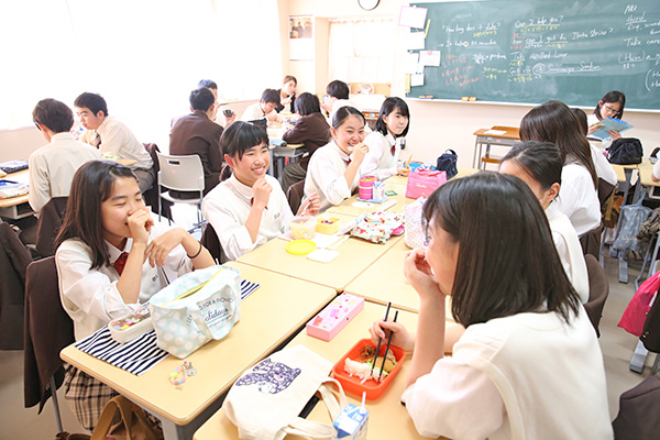 浦和ルーテル学院_お昼は、お弁当で楽しいひと時