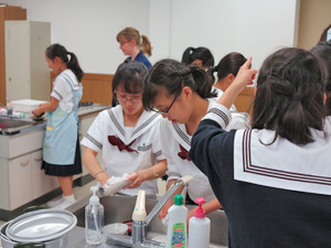 横浜富士見丘_中１の家庭科の調理実習
