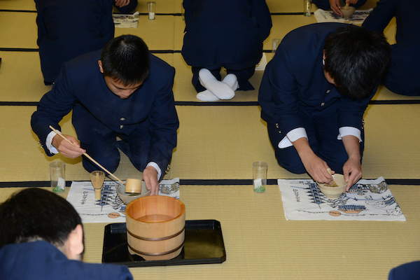 足立学園_能を観たり、茶道を嗜むなど、日本文化も学びます。