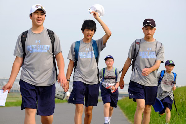 足立学園_5月の連休明けに実施される「強歩大会」では、上級生が下級生を支え33kmを踏破。達成感と感動を味わえる行事です。