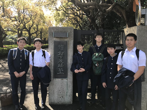 足立学園_積極的に外へ出て、世間や世界の広さを実感します。写真は「松下政経塾」での研修時のもの。