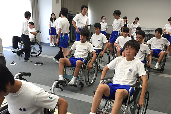 獨協埼玉_実際に車椅子に乗り、操作の難しさを実感する生徒