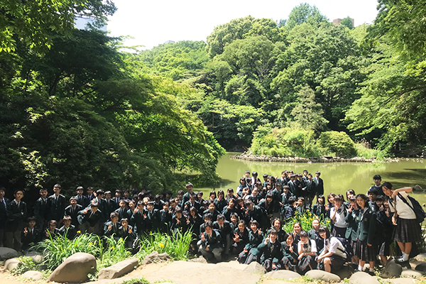 江戸川取手_先輩が案内してくれる「東学キャンパスツアー」に参加した「東大（ジュニア）コース」の生徒たち。東大敷地内の三四郎池にて