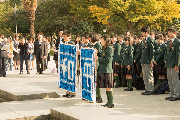 江戸川取手_中３の修学旅行で広島を訪れ、折り鶴で作った「平和」を献納