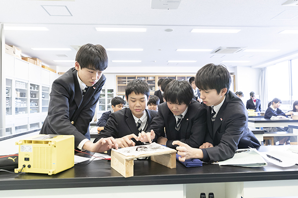 城西_電磁誘導の実験に夢中になる中学生