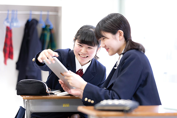 麹町学園女子_授業以外にも、多角的にタブレットを活用する生徒たち