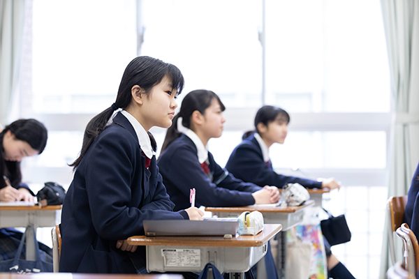 麹町学園女子_女子は、一歩ずつ階段を上って自信を深めていく