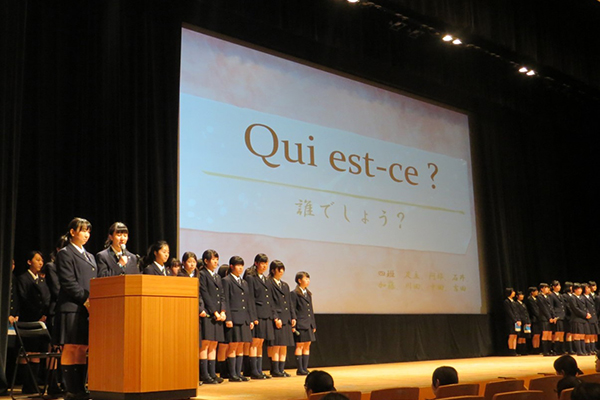大妻中野_SGHAの活動の一環で実施される「外国語発表会」で、フランス語で発表する生徒たち
