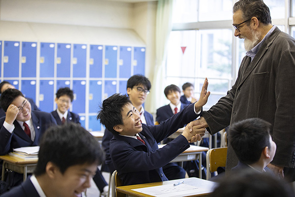 聖学院_ネイティブの先生とも楽しく触れ合える環境がある