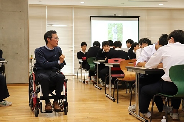成蹊_中3の「桃李」では感染症疫学研究者の卒業生から生き方を学んだ。