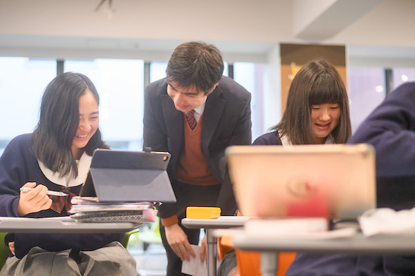 聖徳学園_中学生の授業は特に笑顔が多く見られます。