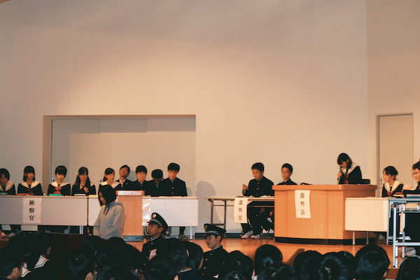 千葉日本大学第一中学校_実際に起きた事件を題材に行われる模擬裁判。裁判官役、弁護士役、検察官役は生徒たちがつとめます。