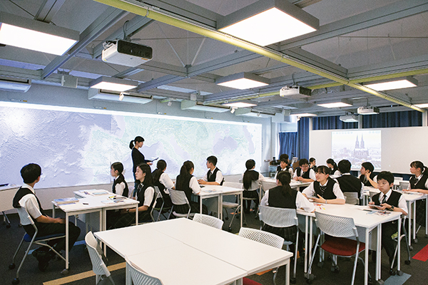 東京都市大等々力_３面スクリーンのPC教室「クラック・ルーム」