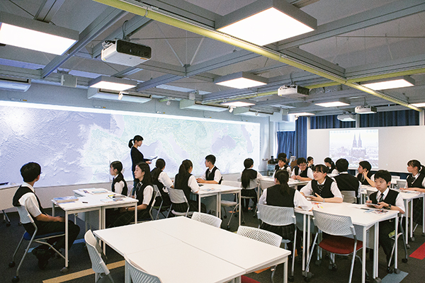 東京都市大等々力_3面スクリーンのPC教室「クラック・ルーム」