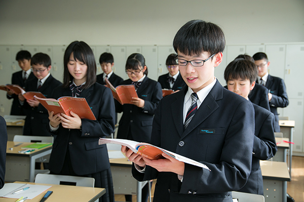 東京都市大等々力_英語の授業で、立ち上がって教科書を音読する生徒たち