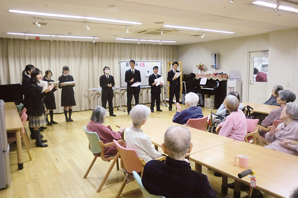 東京都市大等々力_部活でボランティアに励む。上は老人ホームでの合唱部