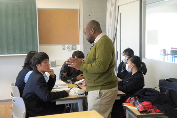 東京都市大等々力_日本の大学院で学ぶ留学生とディスカッションし、プレゼンするエンパワーメントプログラム