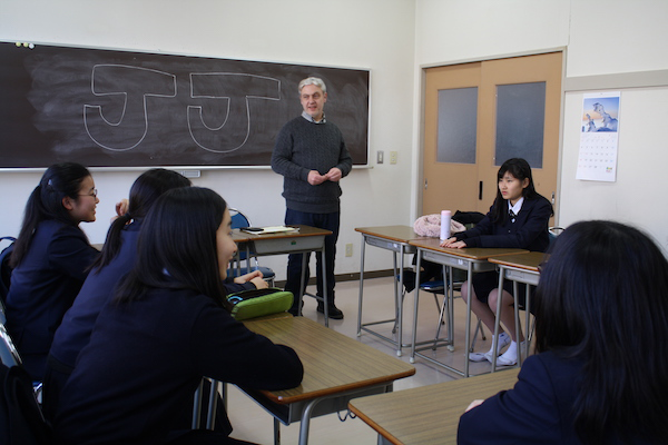 桐朋女子_英会話教室での授業の様子。中高6年間を通して、英語を用いる機会も多数用意されています。