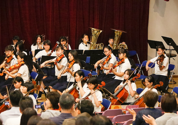 桐朋女子_クラブは全32種類あり、非常に熱心に行われています。写真は中高で活動している「音楽部音楽班」。