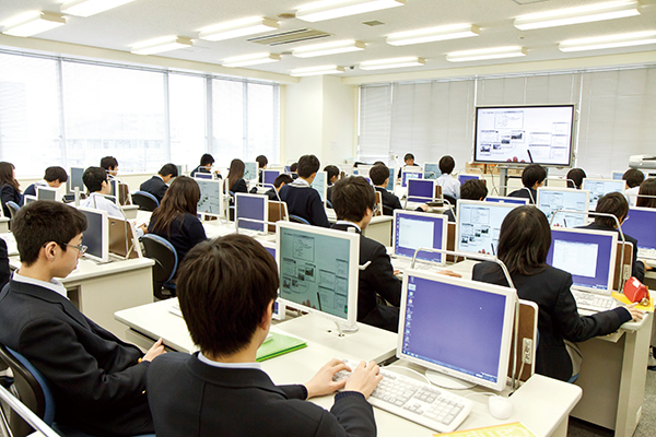 東京電機大_3室あるコンピュータ室で情報の授業を行う