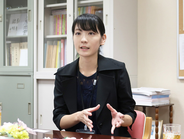 東京家政大学附属女子_髙橋菜里さん(28歳)。大学4年次に食物アレルギー関連のNPO法人を設立し、現在は松下政経塾に通いながら、新たに食と健康に携わる分野での起業・経営を目指しています。