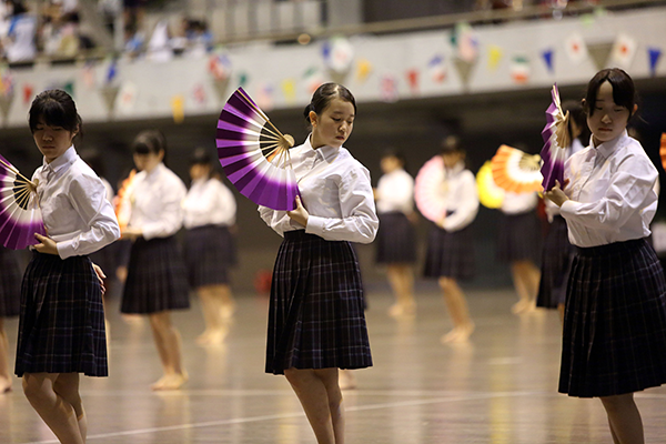 東京家政学院_体育祭で、伝統の「荒城の月」を踊る高３生たち