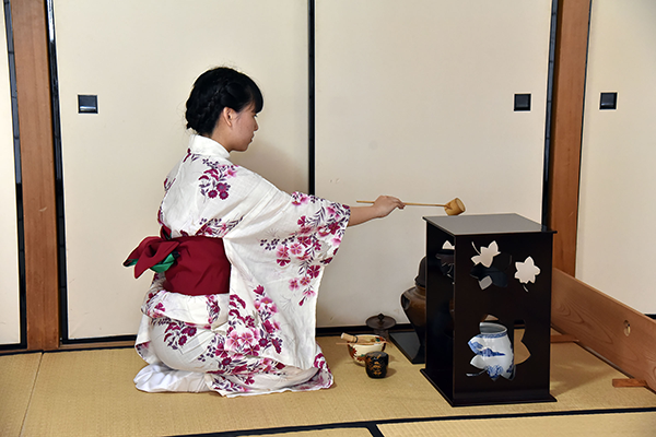 東京家政学院_文化祭では浴衣を着て、お茶会を主催