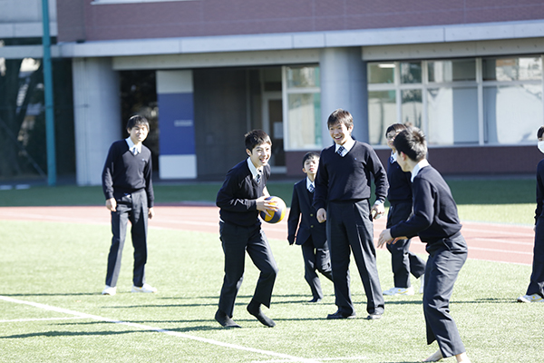 東洋大京北_生徒たちはいつも元気全開。昼休みの中庭で