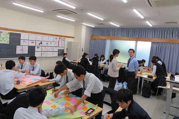 東洋大京北_「哲学」の授業は各教科の担当の先生が二人一組で実施