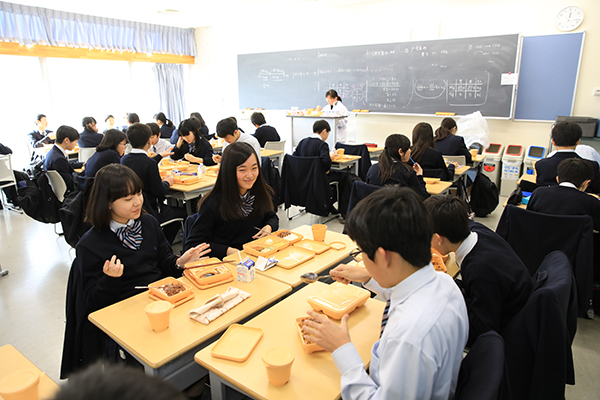 東洋大京北_中学の昼食は、校内の食堂で調理されたランチボックスをみんなで一緒にいただく