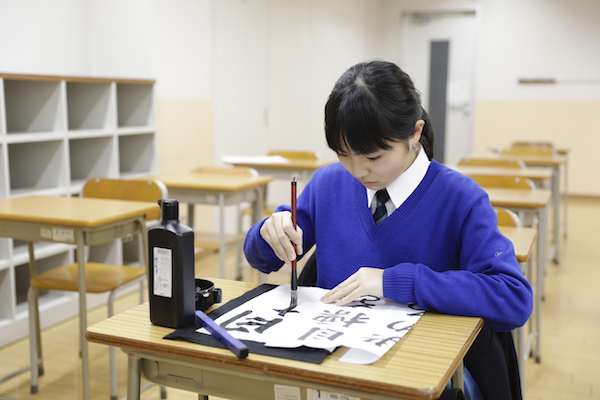 和洋九段_中1で小笠原礼法を、中2では茶道や華道、書道を学び、日本女性としての教養を身につけます。