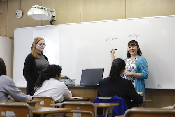 和洋九段_「グローバルクラス」は英語教諭が担任、ネイティブ教員が副担任なので、英語に触れる時間も多くなります。