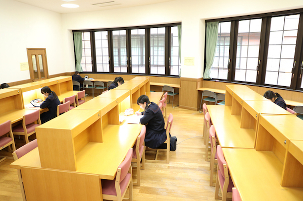 横浜富士見丘_自習室は開放してあるので、いつでも使用できます。