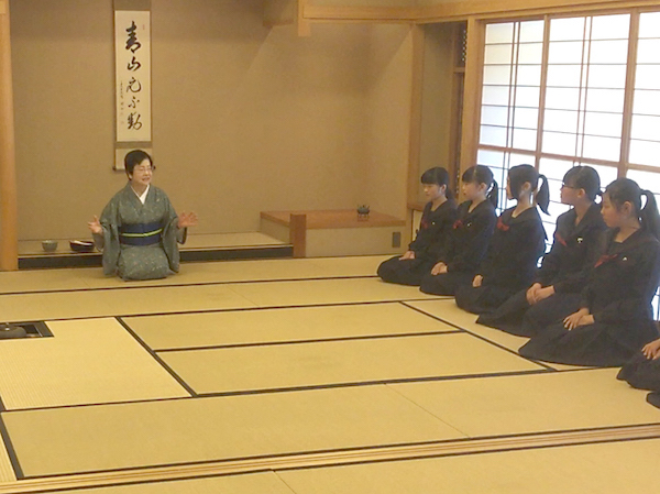 横浜富士見丘_中１で実施する「礼法」の授業を通して、世界で活躍できる振る舞いも学ぶことができます。