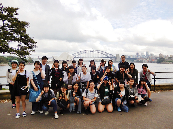 横浜富士見丘_中3の1月に女子全員が参加するオーストラリア研修。異文化理解・交流をテーマにしています。