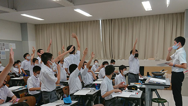 足立学園_近年ますます同校を第一志望として入学する生徒が増加しています。写真は中1の授業風景。