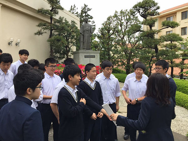 足立学園_積極的に外へ出て、世間や世界の広さを実感します。写真は「松下政経塾」での研修時のもの。