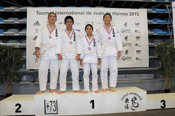 足立学園_部活動も盛ん。今年度は写真の中学柔道部が全国大会で個人戦優勝、中学バスケットボール部が地区4大会で優勝を飾るなど好成績を残しています。