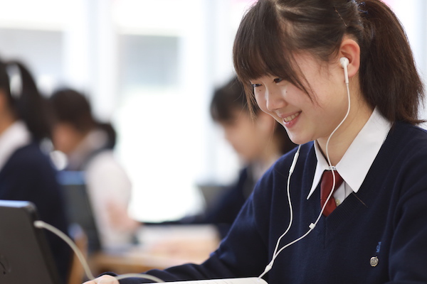 江戸川女子_バランスの取れた英語力を重視。写真の「オンライン英会話」は中学でも導入を予定しています。
