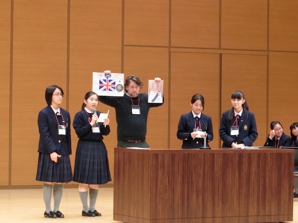 江戸川女子_英語を使用する行事も盛んです。写真は英語の校内研修(English Speak out Program)での発表風景。